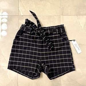 High-waisted shorts with belt